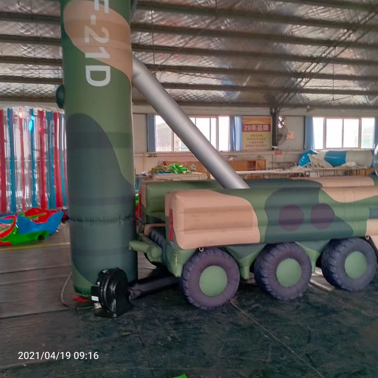 五华军事演习中的充气目标车辆：模拟发射车雷达车坦克飞机